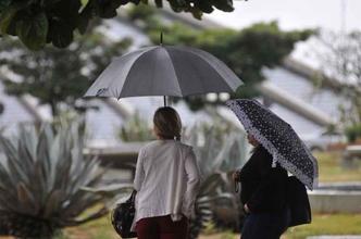 Brasilienses mal esperam a hora de tirar o guarda-chuvas do armário(foto: Minervino Junior/CB/D.A Press) Brasilienses mal esperam a hora de tirar o guarda-chuvas do armário(foto: Minervino Junior/CB/D.A Press)
