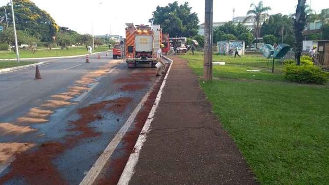 Bombeiros tiveram de se deslocar até o local para controlar o acidente(foto: Divulgação/Corpo de Bombeiros) Bombeiros tiveram de se deslocar até o local para controlar o acidente(foto: Divulgação/Corpo de Bombeiros)