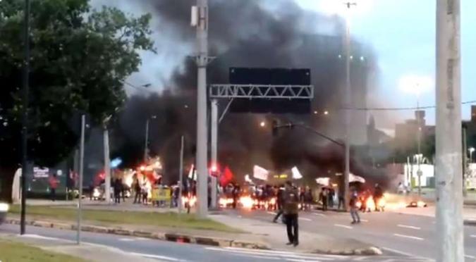 Manifestação na Avenida Antônio Carlos, nas proximidades da UFMG(foto: Reprodução Twitter) Manifestação na Avenida Antônio Carlos, nas proximidades da UFMG(foto: Reprodução Twitter)