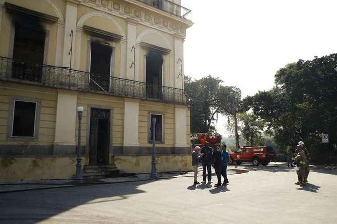 Bombeiros e Defesa Civil trabalham após incêndio no Museu Nacional, na Quinta da Boa Vista, na zona norte do Rio (foto: Tomaz Silva/Agência Brasil) Bombeiros e Defesa Civil trabalham após incêndio no Museu Nacional, na Quinta da Boa Vista, na zona norte do Rio (foto: Tomaz Silva/Agência Brasil)