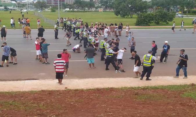 Uma das estratégias para prevenir eventuais crimes violentos no carnaval foi a utilização das linhas de revistas pessoais pela PMDF(foto: PMDF/Divulgação) Uma das estratégias para prevenir eventuais crimes violentos no carnaval foi a utilização das linhas de revistas pessoais pela PMDF(foto: PMDF/Divulgação)