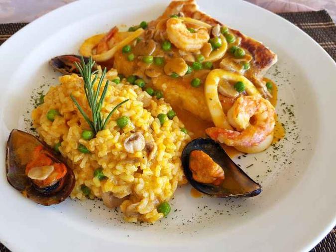 prato com pescada amarela, arroz amarelo, lulas, mexilhões, camarão prato com pescada amarela, arroz amarelo, lulas, mexilhões, camarão