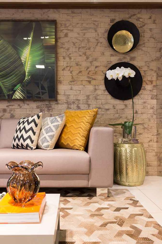 Nesse projeto, as estampas em tons terrosos e quentes criam um ar mais despojado. As almofadas completam o visual como um toque de modernidade. (foto: Gabriel Fernandes/Divulgacao) Nesse projeto, as estampas em tons terrosos e quentes criam um ar mais despojado. As almofadas completam o visual como um toque de modernidade. (foto: Gabriel Fernandes/Divulgacao)