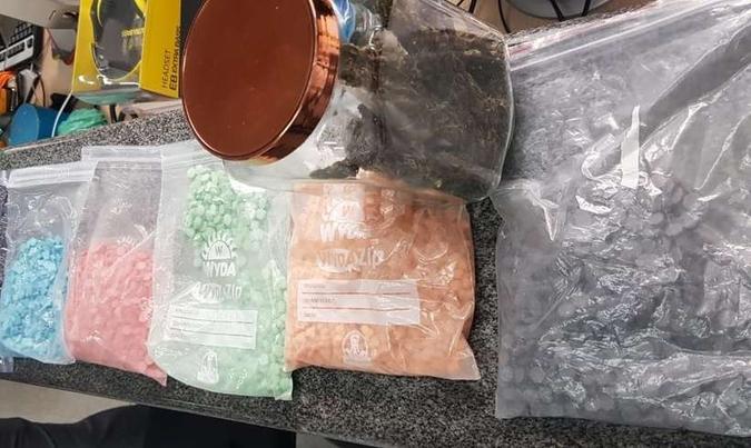 Dentro da casa de um dos suspeitos foram apreendidas porções de maconha, haxixe, LSD e de uma droga sintética conhecida como MDMA(foto: Polícia Civil/ Divulgação) Dentro da casa de um dos suspeitos foram apreendidas porções de maconha, haxixe, LSD e de uma droga sintética conhecida como MDMA(foto: Polícia Civil/ Divulgação)