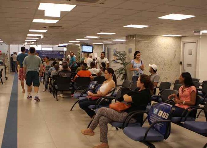 Para evitar fila nas agências, banco abrirá nos dias 12, 13 e 14 duas horas mais cedo do que o habitual para atendimento (foto: Hugo Gonçalves/Esp. CB/D.A Press ) Para evitar fila nas agências, banco abrirá nos dias 12, 13 e 14 duas horas mais cedo do que o habitual para atendimento (foto: Hugo Gonçalves/Esp. CB/D.A Press )