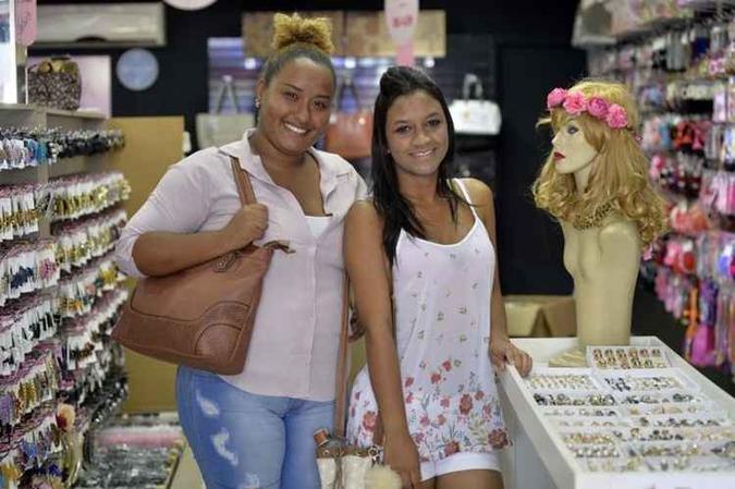 Lidia (E) e Maria Helena: espa�o para joias e bijuterias (foto: Marcelo Ferreira/CB/D.A Press)