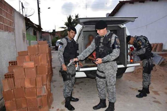 Armas, munição, celulares e anotações dos criminosas foram apreendidos(foto: Divulgação MPAL) Armas, munição, celulares e anotações dos criminosas foram apreendidos(foto: Divulgação MPAL)