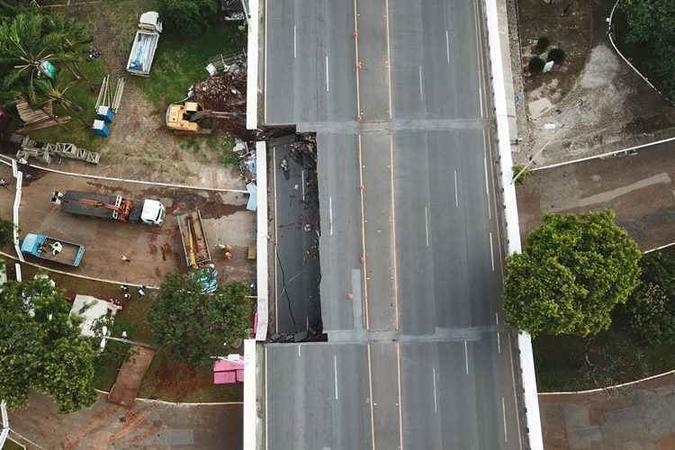 O viaduto caiu no fim da manhã de 6 de fevereiro. Parte da laje cedeu sobre o próprio peso esmagando carros e interrompendo o fluxo de veículos no Eixão, uma das vias mais movimentadas da capital(foto: Breno Fortes/CB/D.A Pres) O viaduto caiu no fim da manhã de 6 de fevereiro. Parte da laje cedeu sobre o próprio peso esmagando carros e interrompendo o fluxo de veículos no Eixão, uma das vias mais movimentadas da capital(foto: Breno Fortes/CB/D.A Pres)