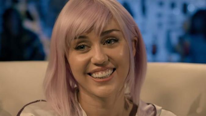 Miley Cyrus em cena de 'Black mirror'(foto: YouTube/Reprodução) Miley Cyrus em cena de 'Black mirror'(foto: YouTube/Reprodução)