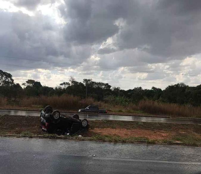 Capotagem de carro na BR-020. Por causa da chuva, ocorreram alguns acidentes e o trânsito ficou complicado durante o percurso em ambos os sentidos. (foto: Murilo Fagundes/CB) Capotagem de carro na BR-020. Por causa da chuva, ocorreram alguns acidentes e o trânsito ficou complicado durante o percurso em ambos os sentidos. (foto: Murilo Fagundes/CB)