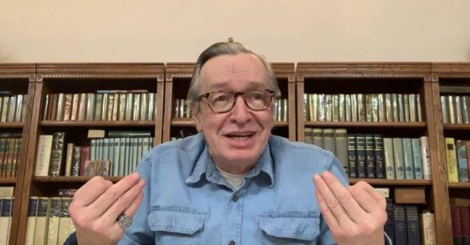 Filósofo Olavo de Carvalho durante gravação para o seu canal no Youtube(foto: Reprodução/Twitter) Filósofo Olavo de Carvalho durante gravação para o seu canal no Youtube(foto: Reprodução/Twitter)