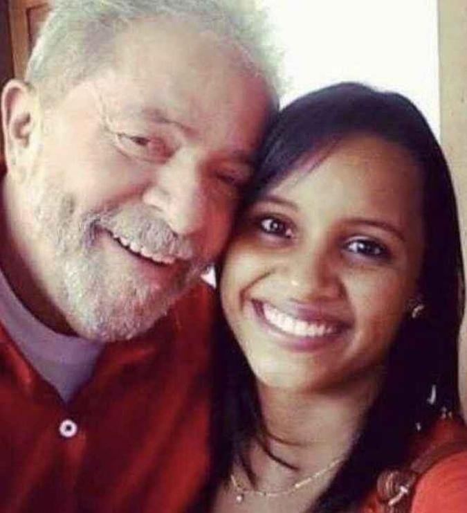 As páginas oficiais do ex-presidente Luiz Inácio Lula da Silva, condenado e preso pela Operação Lava Jato, publicaram uma foto do petista com Gleici(foto: Reprodução/Twitter) As páginas oficiais do ex-presidente Luiz Inácio Lula da Silva, condenado e preso pela Operação Lava Jato, publicaram uma foto do petista com Gleici(foto: Reprodução/Twitter)