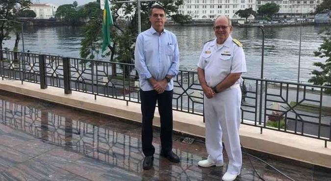 O presidente eleito Jair Bolsonaro e o comandante da Marinha, almirante Eduardo Bacellar (foto: Divulgação/Assessoria do presidente eleito ) O presidente eleito Jair Bolsonaro e o comandante da Marinha, almirante Eduardo Bacellar (foto: Divulgação/Assessoria do presidente eleito )