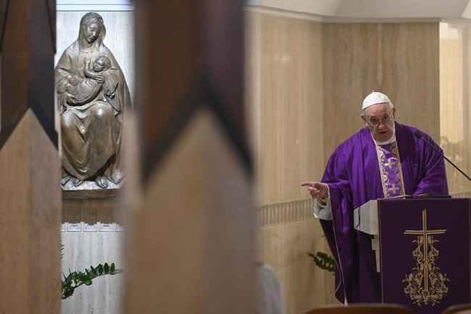 O Papa Francisco celebrou essa semana a missa matinal na capela de Santa Marta no Vaticano, como parte de medidas de precaução contra a propagação do novo coronavírus COVID-19.(foto: Handout / VATICAN MEDIA / AFP) O Papa Francisco celebrou essa semana a missa matinal na capela de Santa Marta no Vaticano, como parte de medidas de precaução contra a propagação do novo coronavírus COVID-19.(foto: Handout / VATICAN MEDIA / AFP)