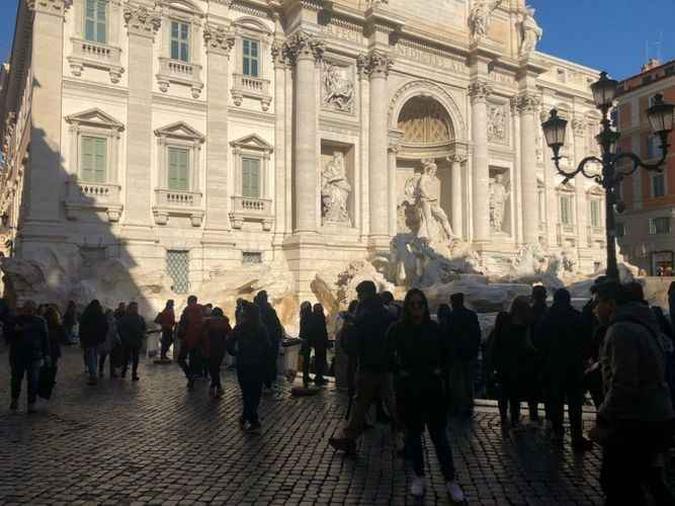 Praça com pessoas andando em frente à fontana di Trevi(foto: Arquivo Pessoal) Praça com pessoas andando em frente à fontana di Trevi(foto: Arquivo Pessoal)