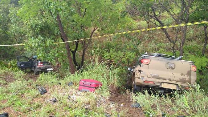 Impacto fez com que veículos envolvidos fossem levados para fora da pista(foto: Divulgação/CBMGO) Impacto fez com que veículos envolvidos fossem levados para fora da pista(foto: Divulgação/CBMGO)