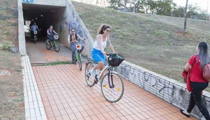 Os artistas fizeram descolamentos de bicicleta durante a residência(foto: Ádon Bicalho) Os artistas fizeram descolamentos de bicicleta durante a residência(foto: Ádon Bicalho)