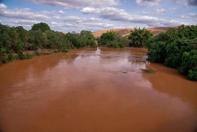 Governador Valadares (MG) - Passagem da lama pelo Rio Doce, por causa do rompimento de barragem em Mariana, causou desastre ambiental(foto: Leonardo Merçon/Instituto Últimos Refúgios/Divulgação) Governador Valadares (MG) - Passagem da lama pelo Rio Doce, por causa do rompimento de barragem em Mariana, causou desastre ambiental(foto: Leonardo Merçon/Instituto Últimos Refúgios/Divulgação)