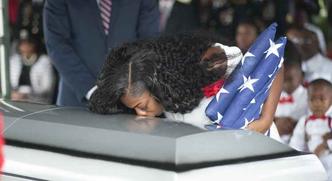 Myeshia Johnson no velório de seu marido La David Johnson, um soldado americano morto emuma emboscada no Níger (foto: Gaston de Cardenas/AFP) Myeshia Johnson no velório de seu marido La David Johnson, um soldado americano morto emuma emboscada no Níger (foto: Gaston de Cardenas/AFP)