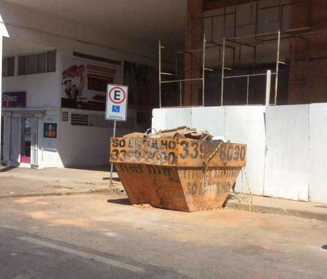 Brasilienses já encontraram caçambas até em vaga de estacionamento para deficientes(foto: Acervo Pessoal) Brasilienses já encontraram caçambas até em vaga de estacionamento para deficientes(foto: Acervo Pessoal)