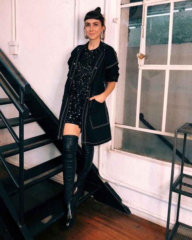 Instagram/Reprodução Quem disse que bota alongada não funciona com terceira peça? Nessa composição da consultora de moda subversiva Thais Farage, fica claro que o look monocromático é perfeito para o combo bota maxi vestido casaco alongado(foto: Instagram/Reprodução) Instagram/Reprodução Quem disse que bota alongada não funciona com terceira peça? Nessa composição da consultora de moda subversiva Thais Farage, fica claro que o look monocromático é perfeito para o combo bota maxi vestido casaco alongado(foto: Instagram/Reprodução)