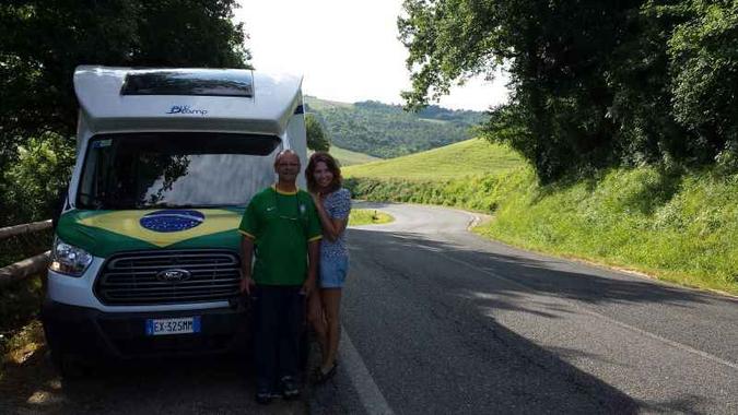 Emery e o marido viajaram de motorhome pela Itália:%u201Cestilo preferido%u201D(foto: Emery Tiveron/Arquivo Pessoal) Emery e o marido viajaram de motorhome pela Itália:%u201Cestilo preferido%u201D(foto: Emery Tiveron/Arquivo Pessoal)