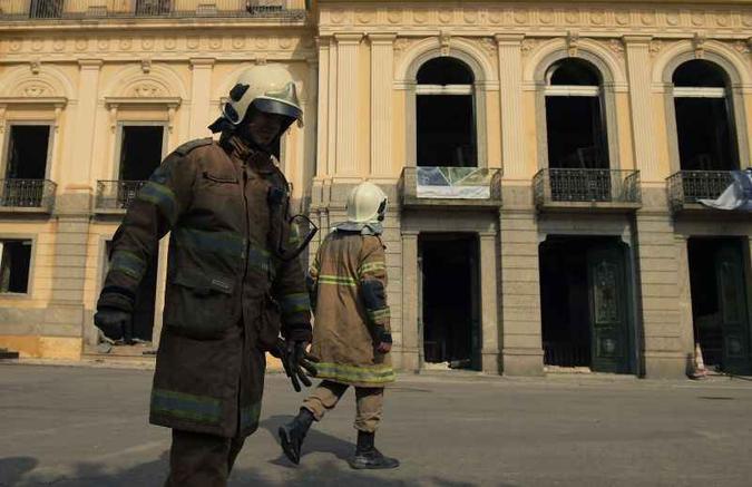A Polícia Federal conduzirá a investigação para saber a causa do incêndio: sem risco de desabamentos no local(foto: AFP / Carl DE SOUZA) A Polícia Federal conduzirá a investigação para saber a causa do incêndio: sem risco de desabamentos no local(foto: AFP / Carl DE SOUZA)