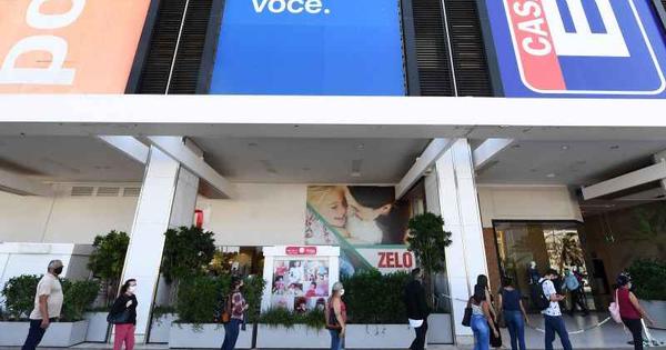 Cliente tira a m&aacute;scara, cospe na m&atilde;o e esfrega em itens de livraria