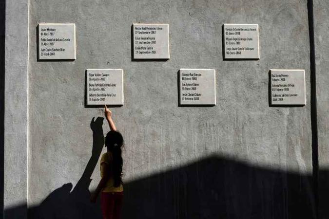 Memorial para desaparecidos em La Gallera, em um terreno onde um homem confessou em 2009 ter afundado 300 corpos em ácido, em Tijuana, em 30 de agosto de 2018(foto: Guillermo Arias/ AFP ) Memorial para desaparecidos em La Gallera, em um terreno onde um homem confessou em 2009 ter afundado 300 corpos em ácido, em Tijuana, em 30 de agosto de 2018(foto: Guillermo Arias/ AFP )