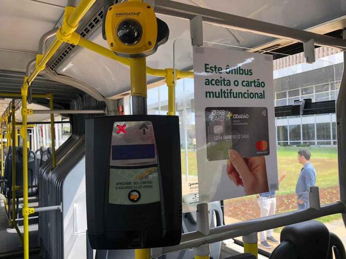Usuários de ônibus do DF poderão pagar passagem com cartão de débito e crédito (foto: Renata Nagashima/Esp. CB/D.A Press) Usuários de ônibus do DF poderão pagar passagem com cartão de débito e crédito (foto: Renata Nagashima/Esp. CB/D.A Press)