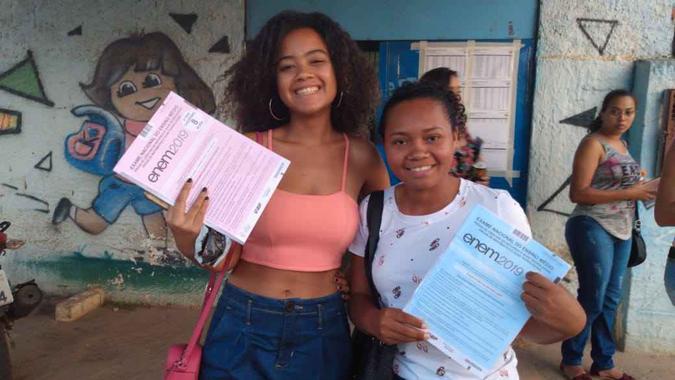 As amigas Aline da Silva, 23, e Thaís Nacre, 18, deixaram a escola com o caderno de questões(foto: Lanna Silveira) As amigas Aline da Silva, 23, e Thaís Nacre, 18, deixaram a escola com o caderno de questões(foto: Lanna Silveira)