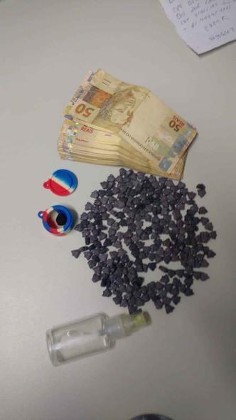 Agentes apreenderam 250 comprimidos de ecstasy e R$ 3,5 mil em espécie com o casal de traficantes(foto: Divulgação/PCDF) Agentes apreenderam 250 comprimidos de ecstasy e R$ 3,5 mil em espécie com o casal de traficantes(foto: Divulgação/PCDF)