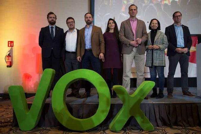 Fundado em 2013, Vox se tornou no domingo o primeiro partido de extrema direita a entrar em um Parlamento regional espanhol desde a redemocratização(foto: AFP) Fundado em 2013, Vox se tornou no domingo o primeiro partido de extrema direita a entrar em um Parlamento regional espanhol desde a redemocratização(foto: AFP)