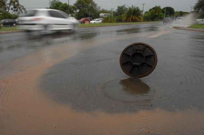 A Novacap vai fazer a limpeza dos bueiros para evitar alagamentos(foto: Iano Andrade/CB/D.A Press) A Novacap vai fazer a limpeza dos bueiros para evitar alagamentos(foto: Iano Andrade/CB/D.A Press)
