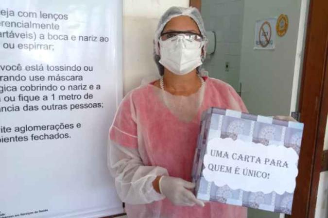 Uma caixa foi deixada para que os parentes e amigos possam colocar as cartas.(foto: Divulgação/Secretaria de Saúde) Uma caixa foi deixada para que os parentes e amigos possam colocar as cartas.(foto: Divulgação/Secretaria de Saúde)