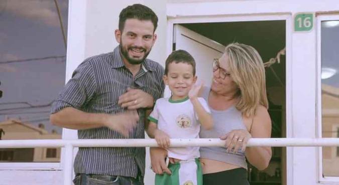 Hamilson, seu filho Samuel e sua esposa Adriana(foto: Reprodução/YouTube/Terceira Igreja Batista de Brasília) Hamilson, seu filho Samuel e sua esposa Adriana(foto: Reprodução/YouTube/Terceira Igreja Batista de Brasília)