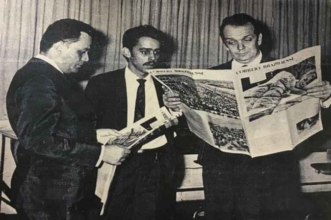 Dines em 1968 lendo um teste a cor de um exemplar do Correio Braziliense(foto: Arquivo Cedoc/CB) Dines em 1968 lendo um teste a cor de um exemplar do Correio Braziliense(foto: Arquivo Cedoc/CB)