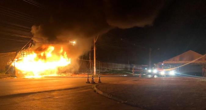 Após colisão com o poste, o caminhão pegou fogo(foto: CBMDF/Divulgação) Após colisão com o poste, o caminhão pegou fogo(foto: CBMDF/Divulgação)