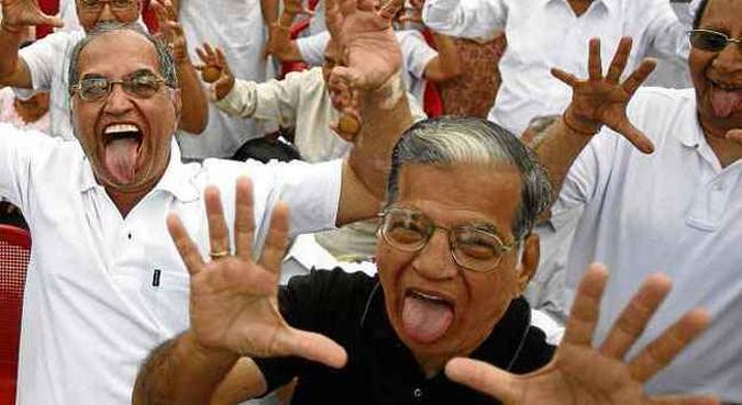 Indianos praticam a risada simulada: segundo os pesquisadores, a gargalhada forçada logo se torna verdadeira(foto: Punit Paranjpe/Reuters) Indianos praticam a risada simulada: segundo os pesquisadores, a gargalhada forçada logo se torna verdadeira(foto: Punit Paranjpe/Reuters)