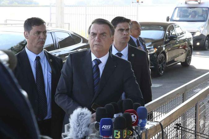 Bolsonaro cumprimenta populares e fala à imprensa no Alvorada (foto: Antonio Cruz/ Agência Brasil ) Bolsonaro cumprimenta populares e fala à imprensa no Alvorada (foto: Antonio Cruz/ Agência Brasil )