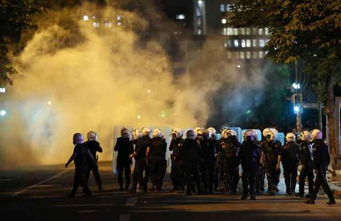 Policiais tentam controlar manifestantes(foto: Umit Bektas/Reuters) Policiais tentam controlar manifestantes(foto: Umit Bektas/Reuters)