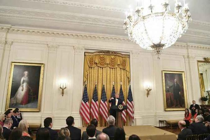 Donald Trump conversa com Donald Trump conversa com