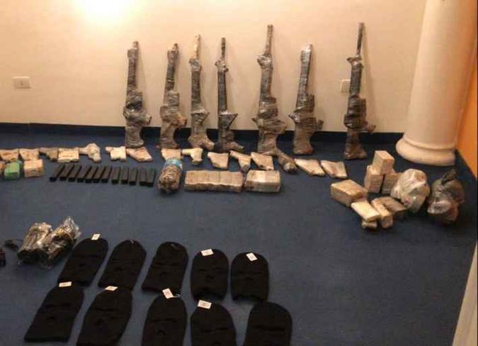 Nos locais da prisão, foram encontrados um caderno com anotações sobre o plano de ação, pistolas, sistema de rádio, fuzis, coletes à prova de bala e muita munição.(foto: Agencia Estado) Nos locais da prisão, foram encontrados um caderno com anotações sobre o plano de ação, pistolas, sistema de rádio, fuzis, coletes à prova de bala e muita munição.(foto: Agencia Estado)