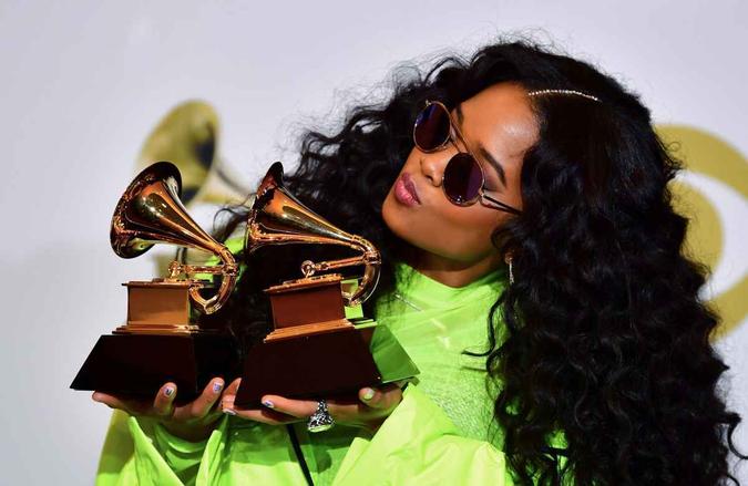 Após ter ganhado dois prêmios na edição passada, H.E.R é uma das concorrentes aos principais Grammys de 2020(foto: Frederic J. Brown/AFP - 11/2/19) Após ter ganhado dois prêmios na edição passada, H.E.R é uma das concorrentes aos principais Grammys de 2020(foto: Frederic J. Brown/AFP - 11/2/19)
