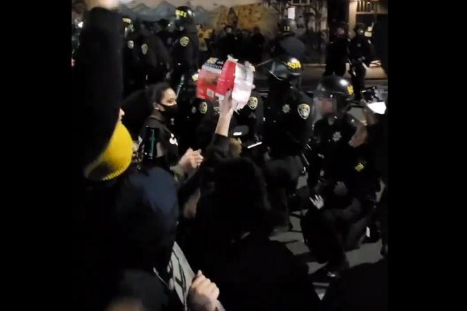 Policiais em Oakland, na Califórnia(foto: Reprodução/Twitter/FaezaMoghul ) Policiais em Oakland, na Califórnia(foto: Reprodução/Twitter/FaezaMoghul )
