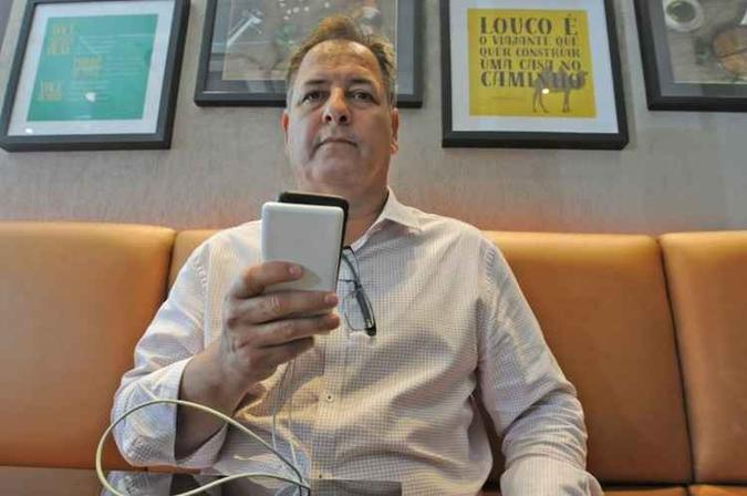 Bruno Menezes sente fortes dores no pescoço por conta do uso excessivo de celular(foto: Barbara Cabral/Esp. CB/D.A Press) Bruno Menezes sente fortes dores no pescoço por conta do uso excessivo de celular(foto: Barbara Cabral/Esp. CB/D.A Press)
