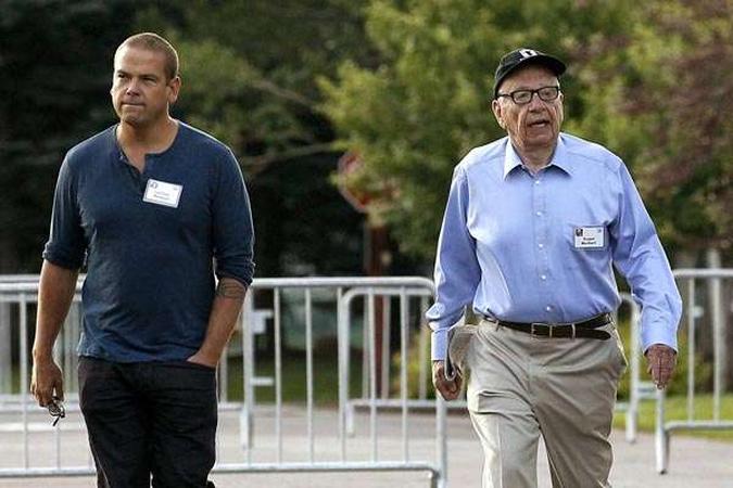 Rupert Murdoch (D), dono da News Corp, e o filho Lachlan em foto tirada em julho de 2013(foto: Rick Wilking/Reuters) Rupert Murdoch (D), dono da News Corp, e o filho Lachlan em foto tirada em julho de 2013(foto: Rick Wilking/Reuters)