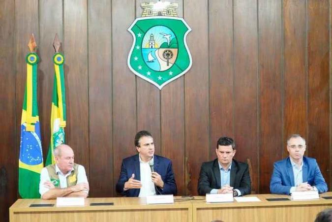 Junto dos ministros e do advogado da União, Camilo reafirmou que a proposta do governo está no limite daquilo que pode ser oferecido. E garantiu que não negociará com amotinados(foto: Carlos Gibaja /divulgação ) Junto dos ministros e do advogado da União, Camilo reafirmou que a proposta do governo está no limite daquilo que pode ser oferecido. E garantiu que não negociará com amotinados(foto: Carlos Gibaja /divulgação )