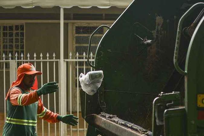 Em 2015, foram 109; no ano seguinte, 94. Em 2017, 80 coletores se machucaram por causa do descarte inadequado(foto: Andre Borges/Agência Brasília) Em 2015, foram 109; no ano seguinte, 94. Em 2017, 80 coletores se machucaram por causa do descarte inadequado(foto: Andre Borges/Agência Brasília)