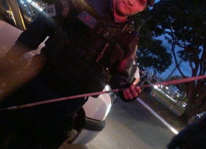 Policial mostra flecha atirada por índio contra tenente da cavalaria, atingido na perna(foto: Kelly Almeida) Policial mostra flecha atirada por índio contra tenente da cavalaria, atingido na perna(foto: Kelly Almeida)